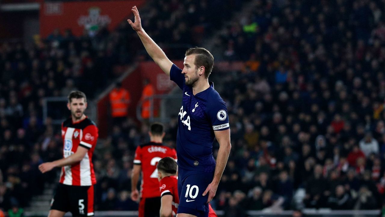 Tottenham Hotspur's English striker Harry Kane (C) gestures having picked up an injury during the English Premier League football match between Southampton and Tottenham at St Mary's Stadium in Southampton, southern England on January 1, 2020.