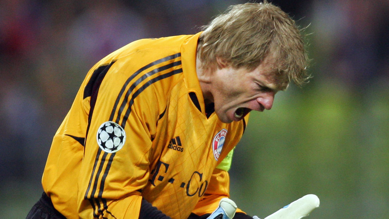 MUNICH, GERMANY: Bayern Munich's goalkeeper Oliver Kahn reacts during the match against Chelsea during second leg Champion's League quarter-final football match at The Olympic Stadium in Munich, 12 April, 2005. Bayern Munich won the game 3-2, but goes out of the competition losing 6-5 on aggregate. AFP PHOTO/ADRIAN DENNIS