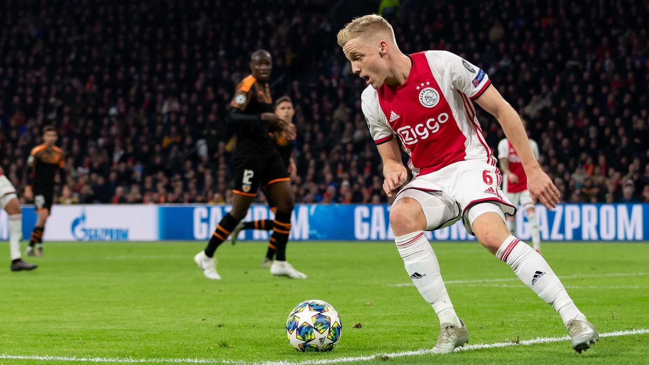 AMSTERDAM, NETHERLANDS - DECEMBER 10: (BILD ZEITUNG OUT) Donny van de Beek of Ajax Amsterdam controls the ball during the UEFA Champions League group H match between AFC Ajax and Valencia CF at Amsterdam Arena on December 10, 2019 in Amsterdam, Netherlands.