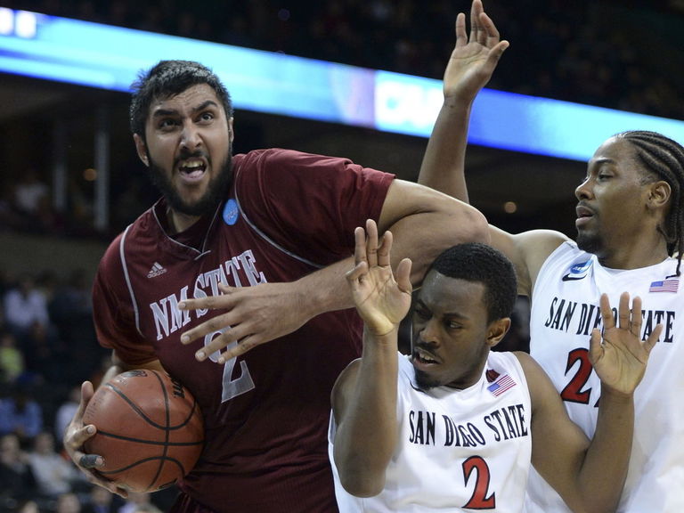 VIDEO: New Mexico State's Sim Bhullar blocks a shot without jumping ...