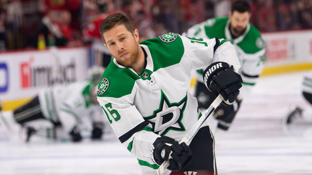CHICAGO, IL - NOVEMBER 26: Dallas Stars center Joe Pavelski (16) warms up prior to a game against the Chicago Blackhawks on November 26, 2019, at the United Center in Chicago, IL.