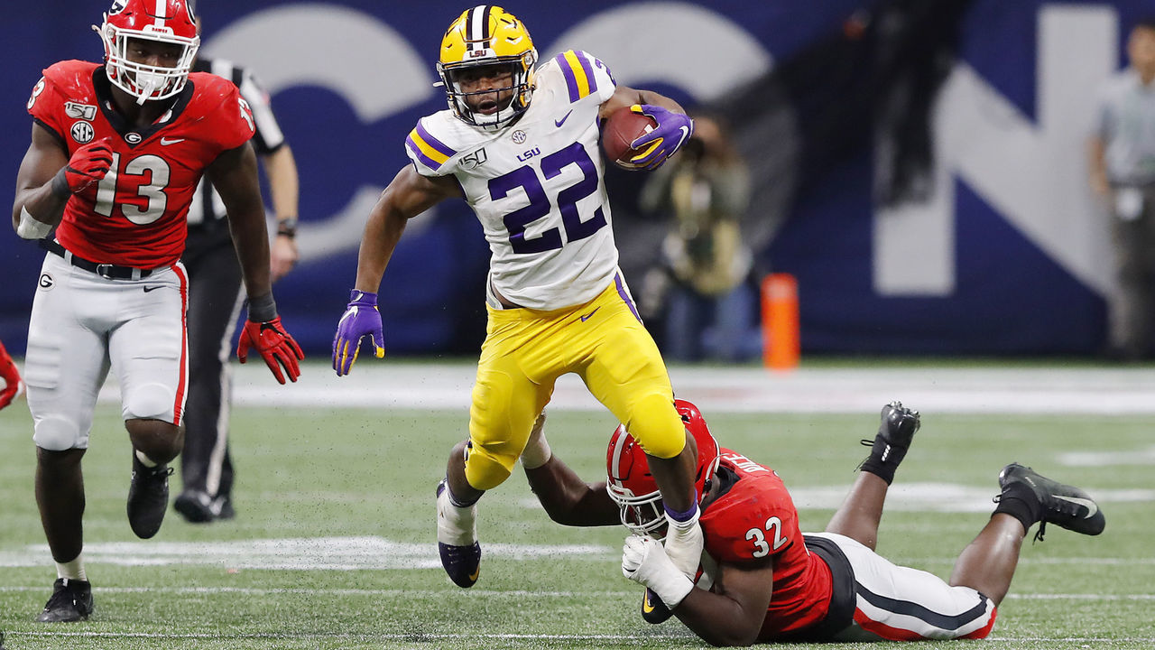 ATLANTA, GEORGIA - DECEMBER 07: Clyde Edwards-Helaire #22 of the LSU Tigers runs with the ball in the second half against the Georgia Bulldogs during the SEC Championship game at Mercedes-Benz Stadium on December 07, 2019 in Atlanta, Georgia.