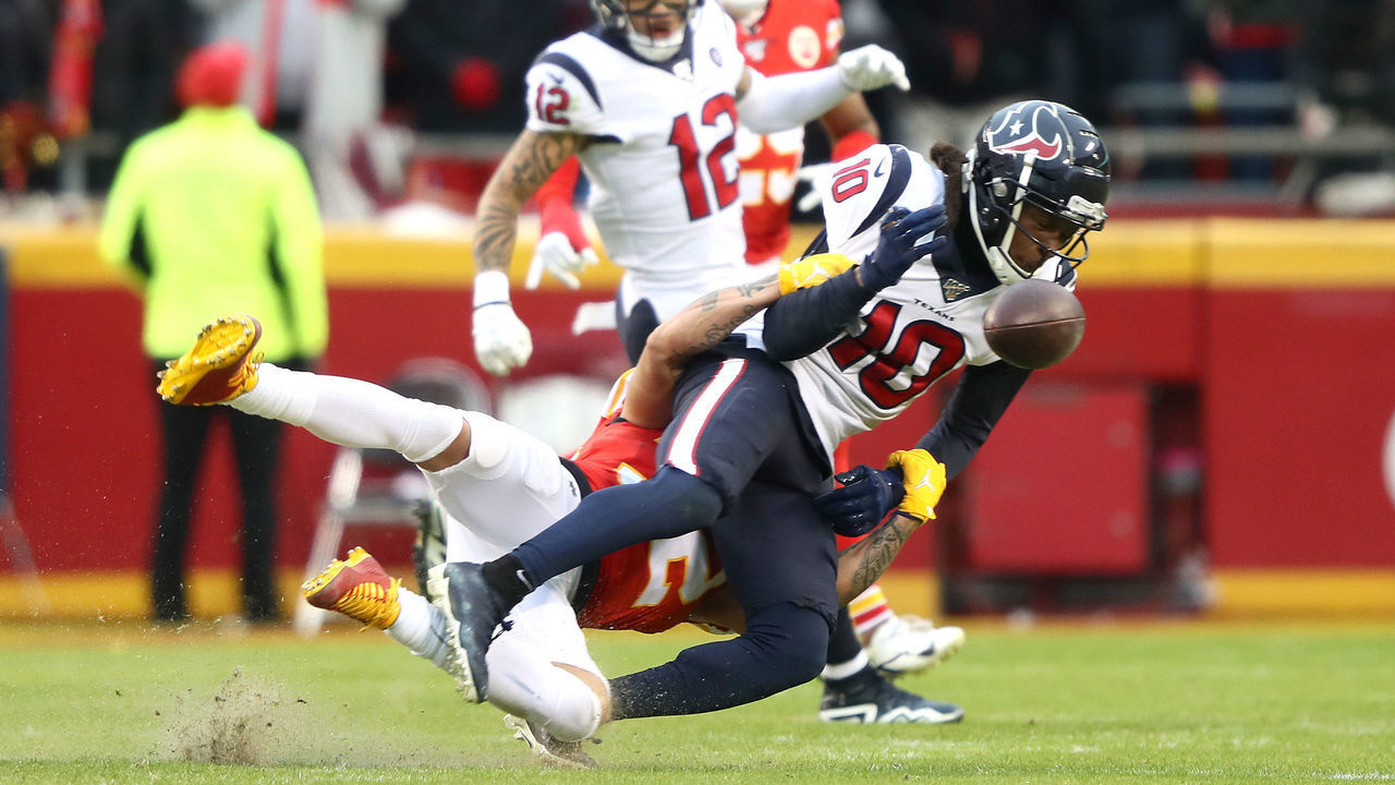 KANSAS CITY, MISSOURI - JANUARY 12: DeAndre Hopkins #10 of the Houston Texans drops a pass attempt defended by Tyrann Mathieu #32 of the Kansas City Chiefs during the second quarter in the AFC Divisional playoff game at Arrowhead Stadium on January 12, 2020 in Kansas City, Missouri.