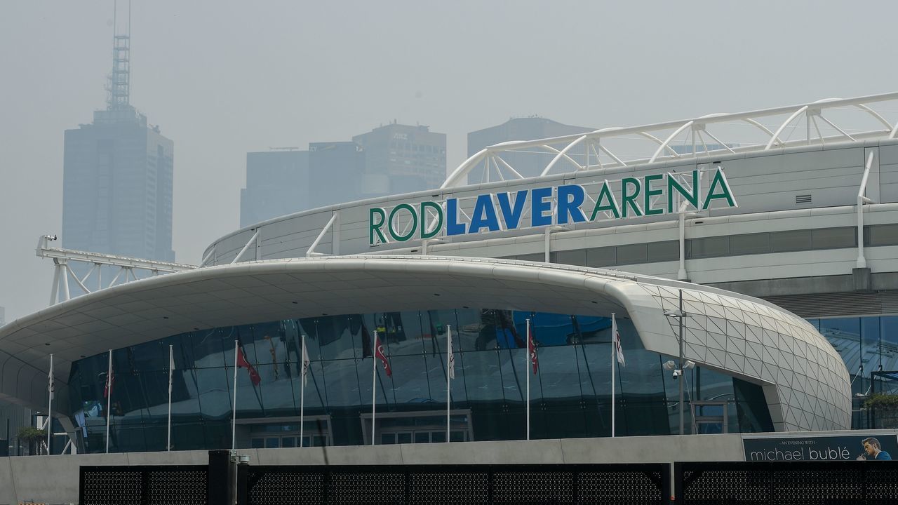 Smoke haze from unprecendented bushfires hover over the Rod Laver Arena ahead of the Australian Open in Melbourne on January 14, 2020. - Soaring pollution halted Australian Open practice and delayed qualifying on January 14 as smoke from raging bushfires hit the build-up to the season's opening Grand Slam.