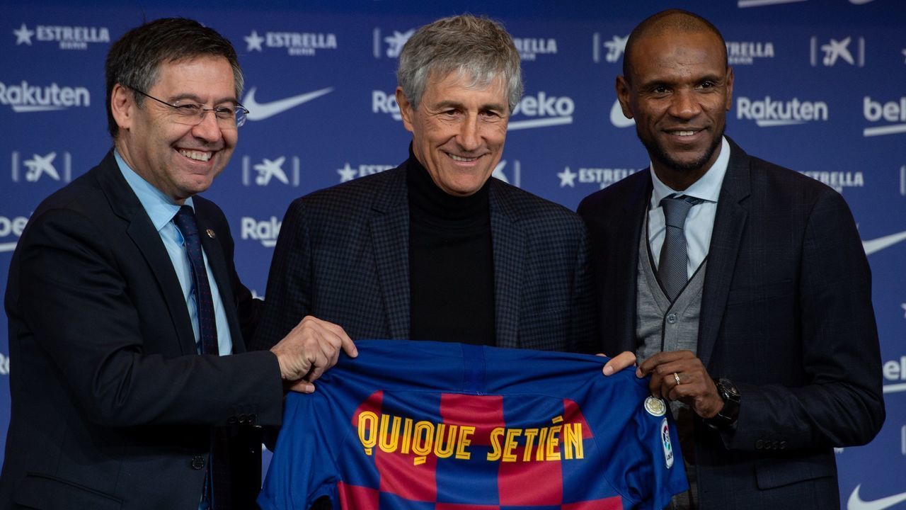 BARCELONA, SPAIN - JANUARY 14: Barcelona's new coach Quique Setien (C) holds a jersey with Barcelona's president Josep Maria Bartomeu (L) and Barcelona's Sports Director Eric Abidal (R) during his official presentation at the Camp Nou stadium in Barcelona on January 14, 2020, after signing his new contract with the club.