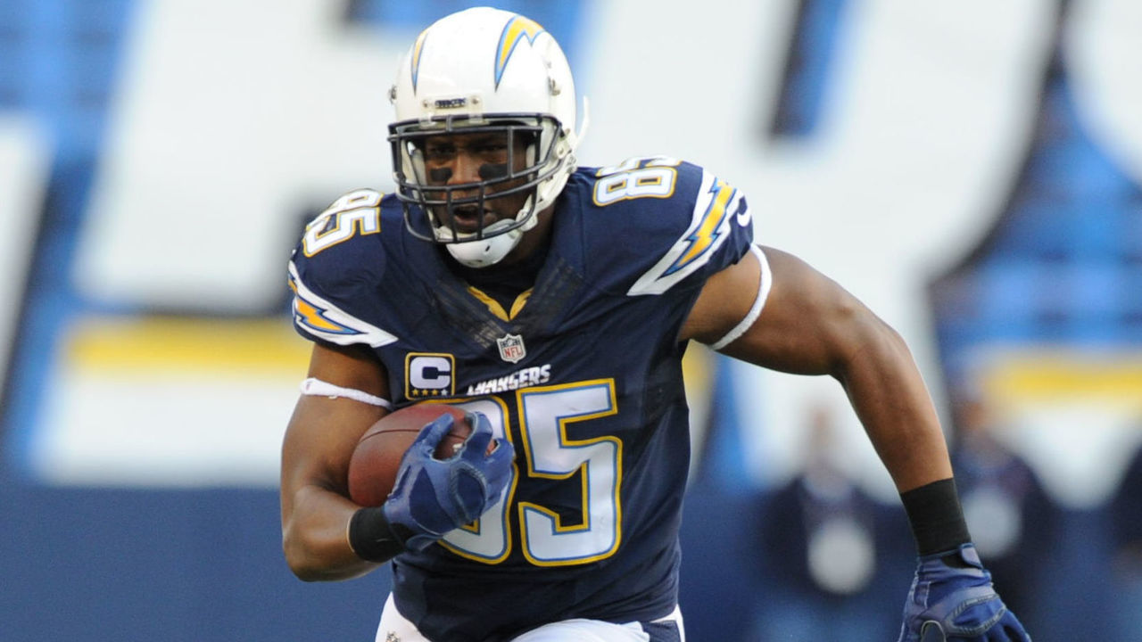 SAN DIEGO, CA - JANUARY 01: San Diego Chargers Tight End Antonio Gates (85) runs after a catch during the NFL Football game between the Kansas City Chiefs and the San Diego Chargers on January 01, 2017 at Qualcomm Stadium in San Diego, California.