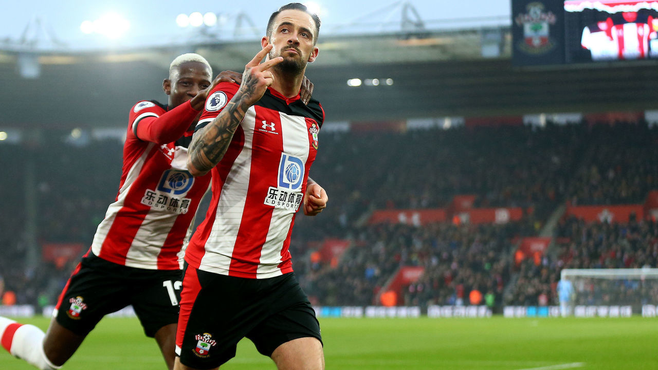 SOUTHAMPTON, ENGLAND - JANUARY 01: Danny Ings(R) of Southampton celebrates with Moussa Djenepo(L) after scoring during the Premier League match between Southampton FC and Tottenham Hotspur at St Mary's Stadium on January 01, 2020 in Southampton, United Kingdom.