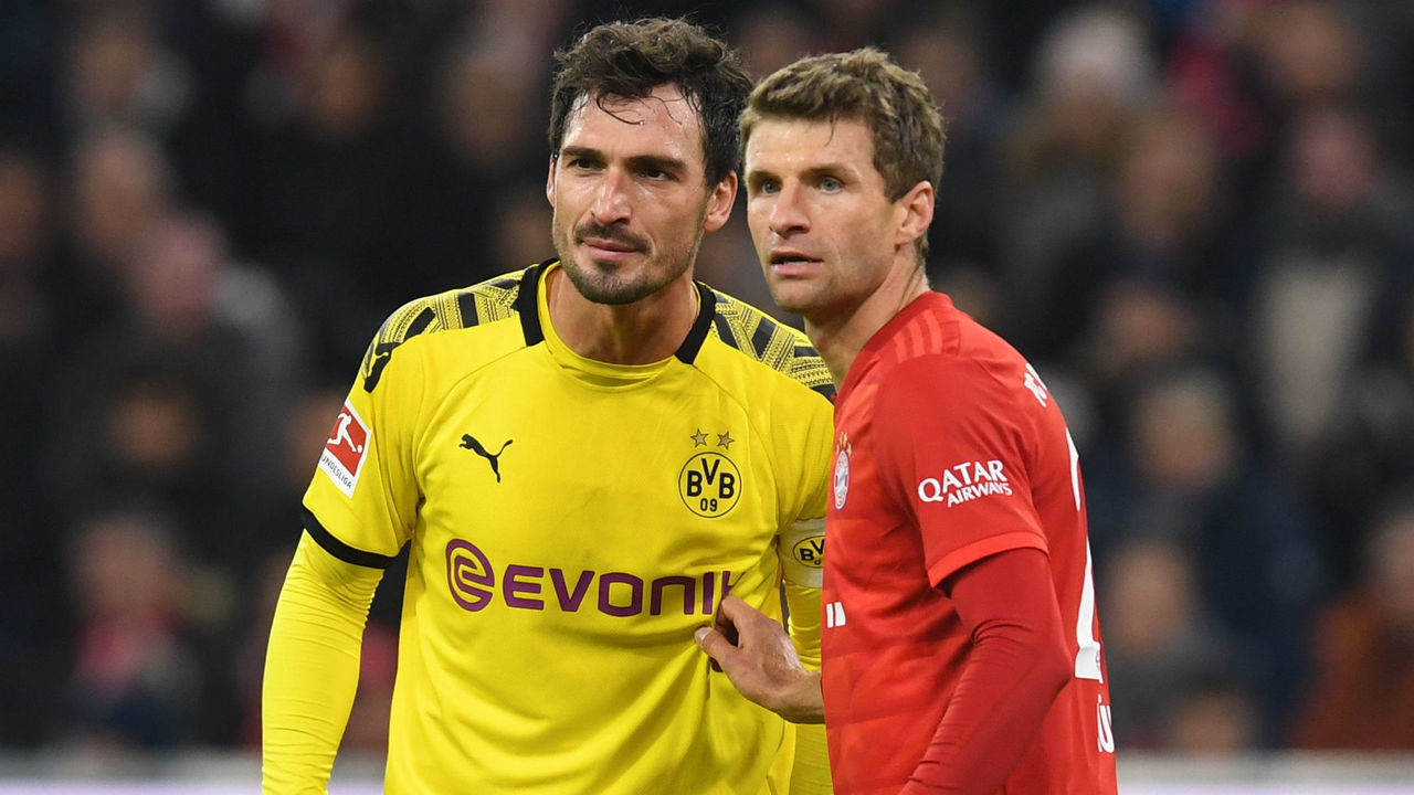 Bayern Munich's striker Thomas Mueller (R) marks Dortmund's defender Mats Hummels (L) during the German first division Bundesliga football match FC Bayern Munich vs BVB Borussia Dortmund in Munich, southern Germany, on November 9, 2019.