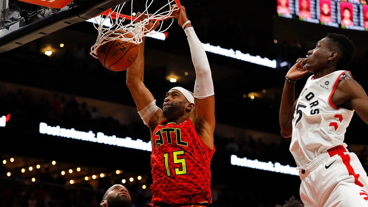 ATLANTA, GA - NOVEMBER 21: Vince Carter #15 of the Atlanta Hawks dunks and scores his 25,000th NBA point in the final seconds of their 124-108 loss to the Toronto Raptors at State Farm Arena on November 21, 2018 in Atlanta, Georgia.