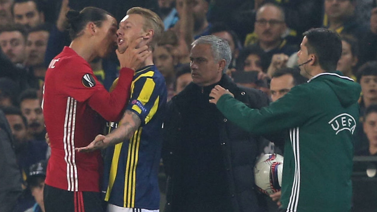 ISTANBUL, TURKEY - NOVEMBER 03: Zlatan Ibrahimovic of Manchester United clashes with Simon Kjaer of Fenerbahce during the UEFA Europa League match between Manchester United and Fenerbahce at sukru Saracoglu Stadium on November 3, 2016 in Istanbul, Turkey.