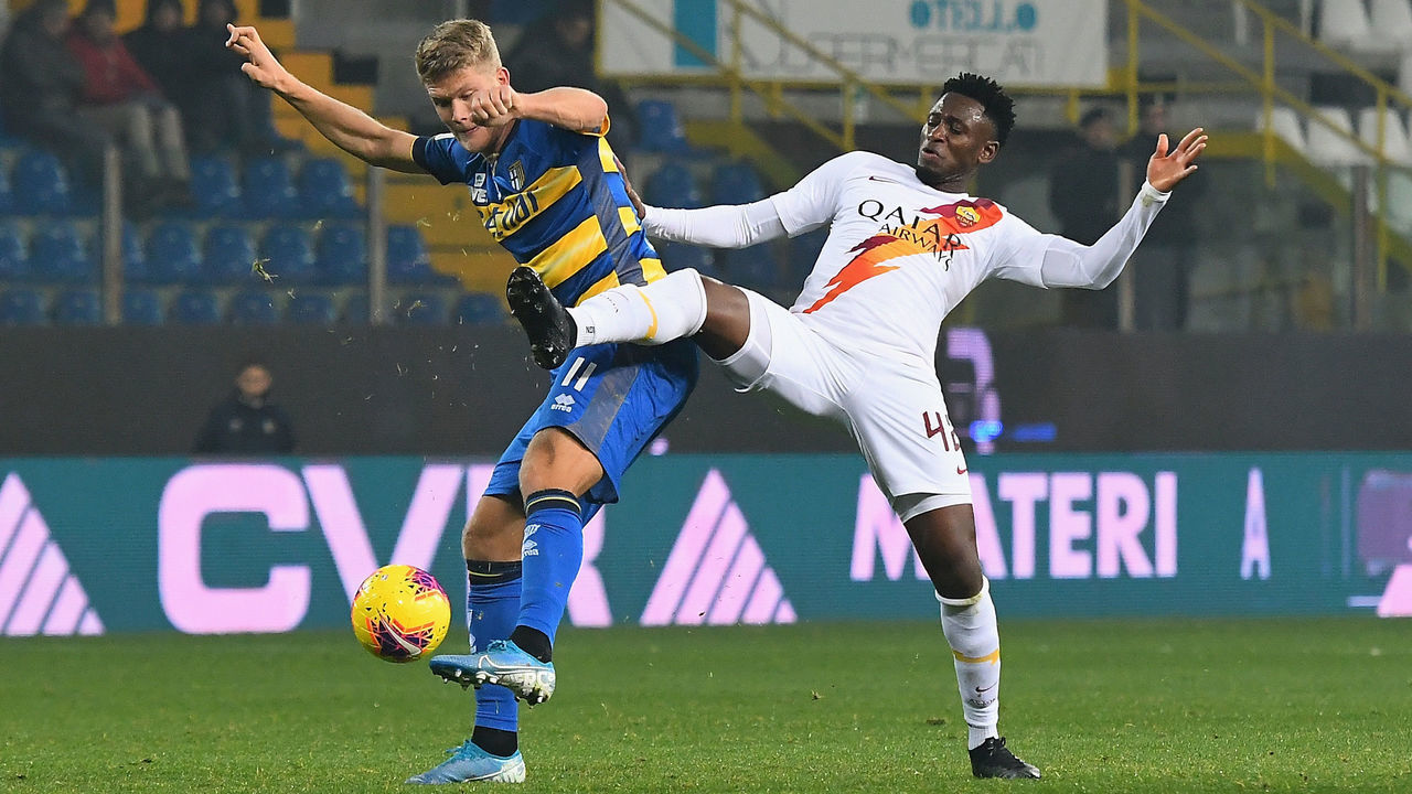 PARMA, ITALY - JANUARY 16: Andreas Cornelius of Parma Calcio competes for the ball with Amadou Diawara of As Roma during the Coppa Italia match between Parma Calcio and AS Roma at Ennio Tardini on January 16, 2020 in Parma, Italy.