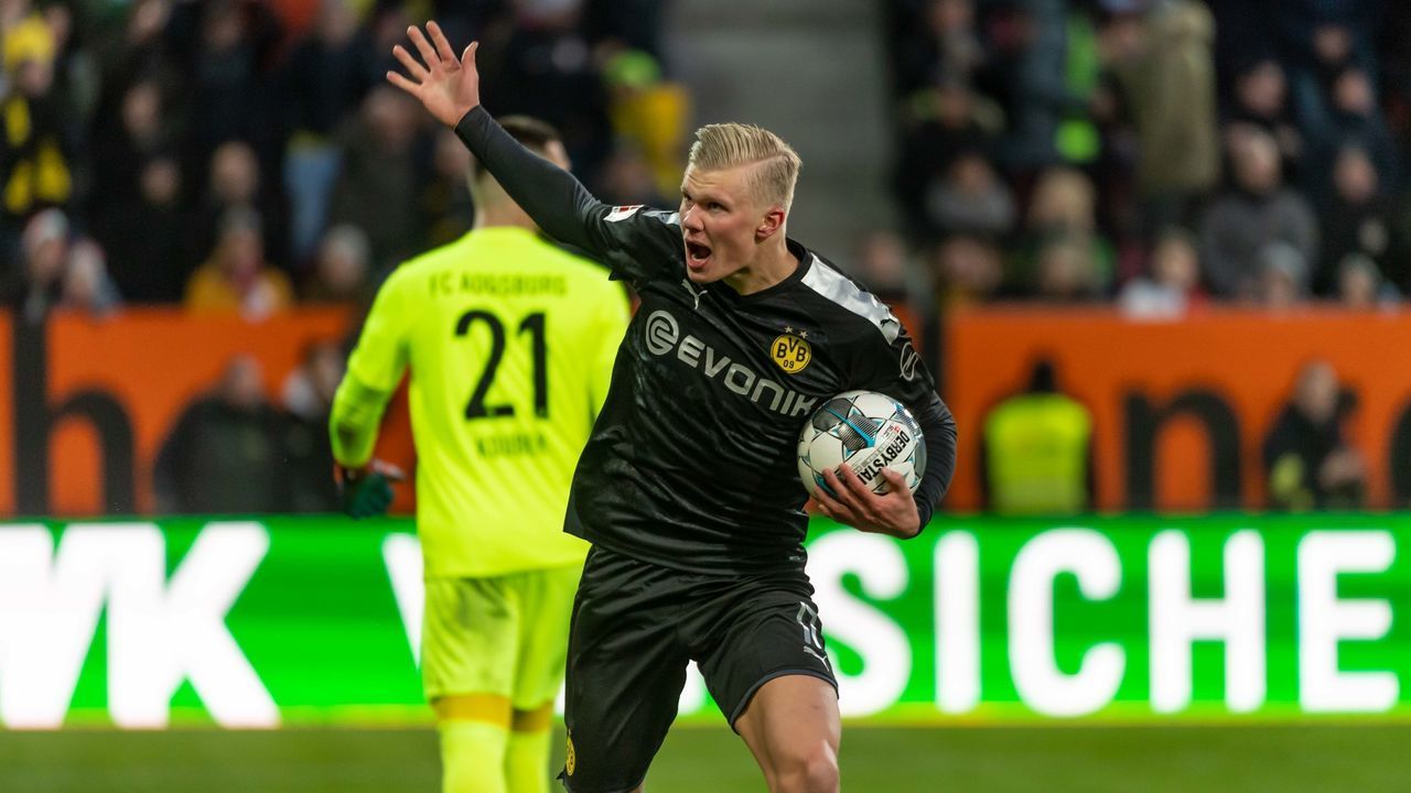 AUGSBURG, GERMANY - JANUARY 18: (BILD ZEITUNG OUT) Erling Haaland of Borussia Dortmund celebrates after scoring his team's second goal during the Bundesliga match between FC Augsburg and Borussia Dortmund at WWK-Arena on January 18, 2020 in Augsburg, Germany.