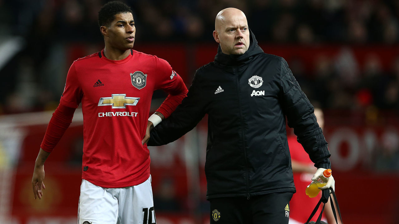MANCHESTER, ENGLAND - JANUARY 15: Marcus Rashford of Manchester United leaves the pitch with an injury during the FA Cup Third Round Replay match between Manchester United and Wolverhampton Wanderers at Old Trafford on January 15, 2020 in Manchester, England.