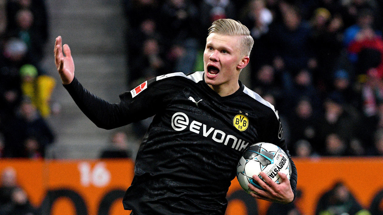 18 January 2020, Bavaria, Augsburg: Football: Bundesliga, FC Augsburg - Borussia Dortmund, 18th matchday, WWK-Arena. Dortmund's Erling Haaland cheers. Photo: Stefan Puchner/dpa - IMPORTANT NOTE: In accordance with the regulations of the DFL Deutsche Fußball Liga and the DFB Deutscher Fußball-Bund, it is prohibited to exploit or have exploited in the stadium and/or from the game taken photographs in the form of sequence images and/or video-like photo series.