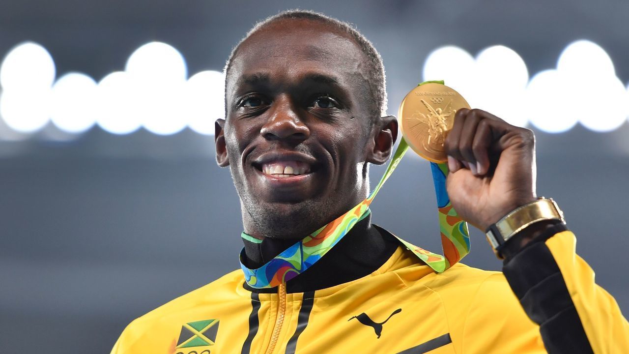 Jamaica's Usain Bolt holds his gold medal during the podium ceremony for the Men's 200m during the athletics event at the Rio 2016 Olympic Games at the Olympic Stadium in Rio de Janeiro on August 19, 2016. / AFP / FABRICE COFFRINI