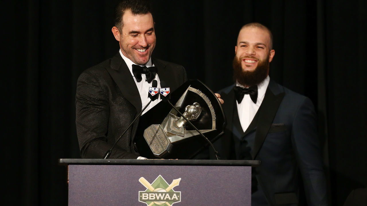 NEW YORK, NEW YORK - JANUARY 25: Justin Verlander of the Houston Astros receives the 2109 American League Cy Young Award from former teammate Dallas Keuchel during the 97th annual New York Baseball Writers' Dinner on January 25, 2020 Sheraton New York in New York City.