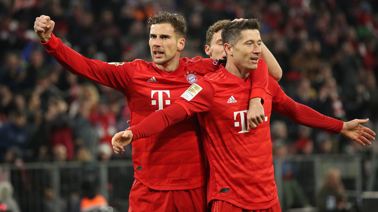 MUNICH, GERMANY - JANUARY 25: Robert Lewandowski (R) of Bayern Muenchen celebrates scoring the opening goal with his team mate Leon Goretzka during the Bundesliga match between FC Bayern Muenchen and FC Schalke 04 at Allianz Arena on January 25, 2020 in Munich, Germany.