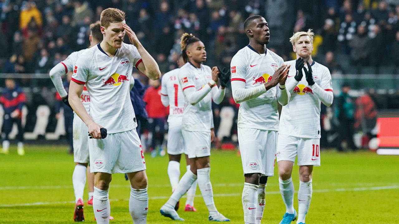 25 January 2020, Hessen, Frankfurt/Main: Football: Bundesliga, 19th matchday, Eintracht Frankfurt - RB Leipzig, Commerzbank Arena. Leipzig's team thanks the fans who travelled with them. Photo: Uwe Anspach/dpa - IMPORTANT NOTE: In accordance with the regulations of the DFL Deutsche Fußball Liga and the DFB Deutscher Fußball-Bund, it is prohibited to exploit or have exploited in the stadium and/or from the game taken photographs in the form of sequence images and/or video-like photo series.