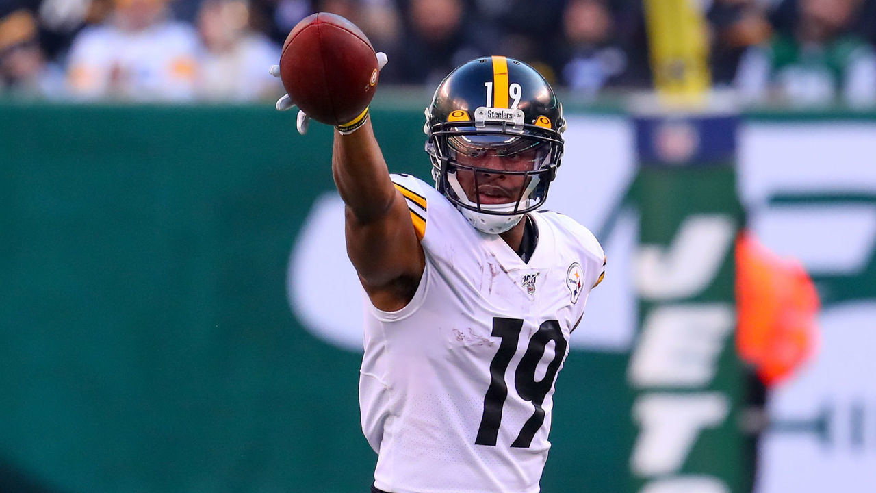 EAST RUTHERFORD, NJ - DECEMBER 22: Pittsburgh Steelers wide receiver JuJu Smith-Schuster (19) during the National Football League game between the New York Jets and the Pittsburgh Steelers on December 22, 2019 at MetLife Stadium in East Rutherford, NJ.