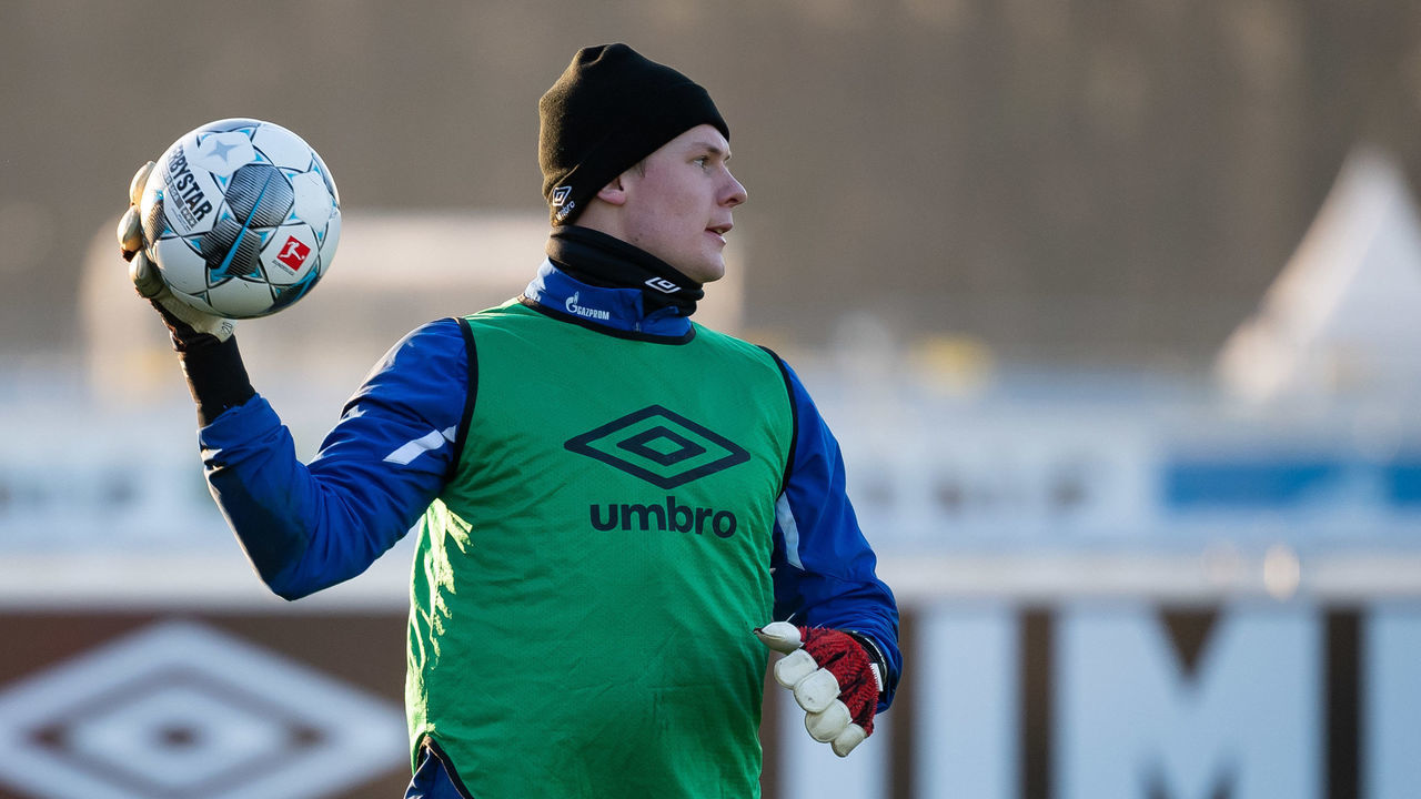 GELSENKIRCHEN, GERMANY - JANUARY 21: (BILD ZEITUNG OUT) Goalkeeper Alexander Nuebel of Schalke controls the ball during the FC Schalke 04 training Session on January 21, 2020 in Gelsenkirchen, Germany.
