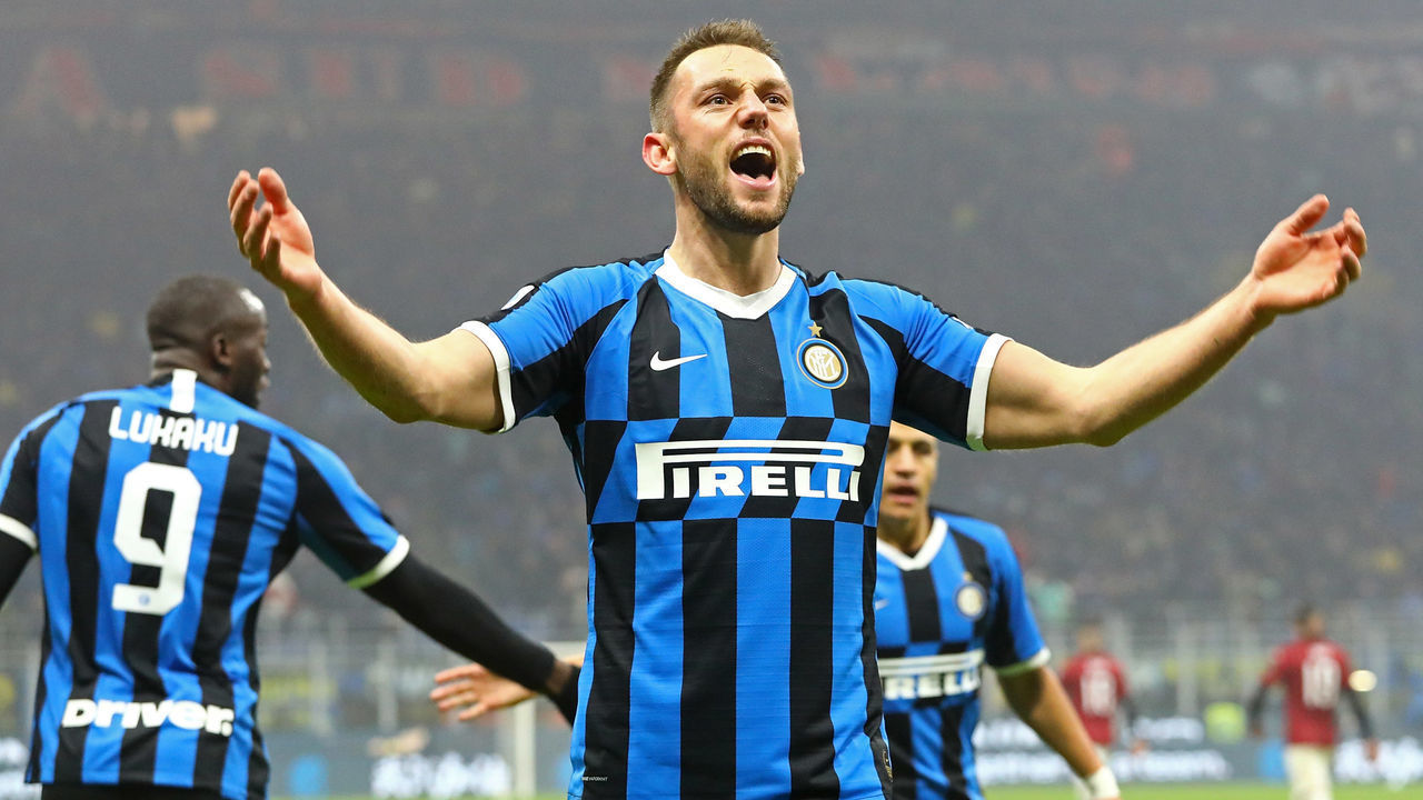 MILAN, ITALY - FEBRUARY 09: Stefan de Vrij of FC Internazionale celebrates after scoring the goal during the Serie A match between FC Internazionale and AC Milan at Stadio Giuseppe Meazza on February 9, 2020 in Milan, Italy.