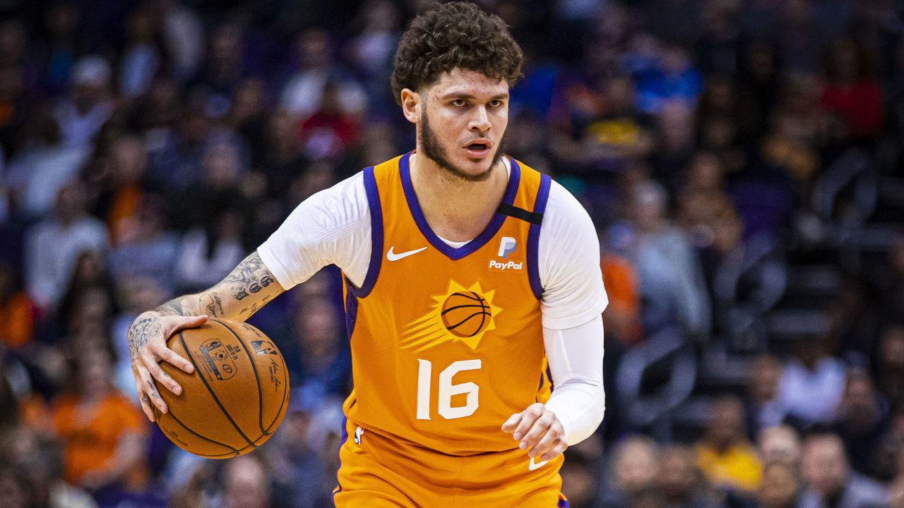 PHOENIX, AZ - JANUARY 31: Tyler Johnson #16 of the Phoenix Suns handles the ball against the Oklahoma City Thunder on January 31, 2020 at Talking Stick Resort Arena in Phoenix, Arizona. Mandatory Copyright Notice: Copyright 2020 NBAE