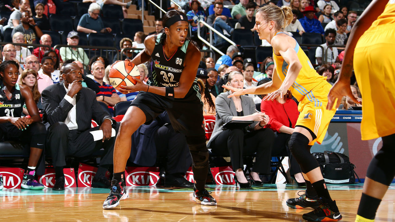 NEW YORK, NY - JUNE 24: Swin Cash #32 of the New York Liberty handles the ball against the Chicago Sky on June 24, 2016 at Madison Square Garden in New York, New York. Mandatory Copyright Notice: Copyright 2016 NBAE