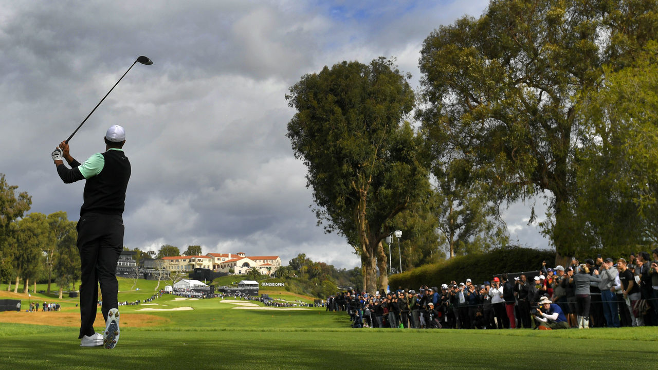 PACIFIC PALISADES, CA - FEBRUARY 15: Fans watch Tiger Woods hitting a tee shot on the ninth hole during the continuation of the first round of the Genesis Open at Riviera Country Club on February 15, 2019 in Pacific Palisades, California.