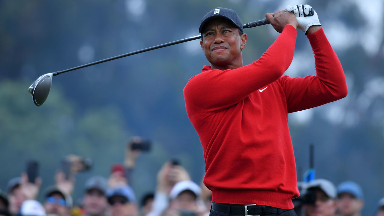 SAN DIEGO, CALIFORNIA - JANUARY 26: Tiger Woods plays his shot from the 18th tee during the final round of the Farmers Insurance Open at Torrey Pines South on January 26, 2020 in San Diego, California.