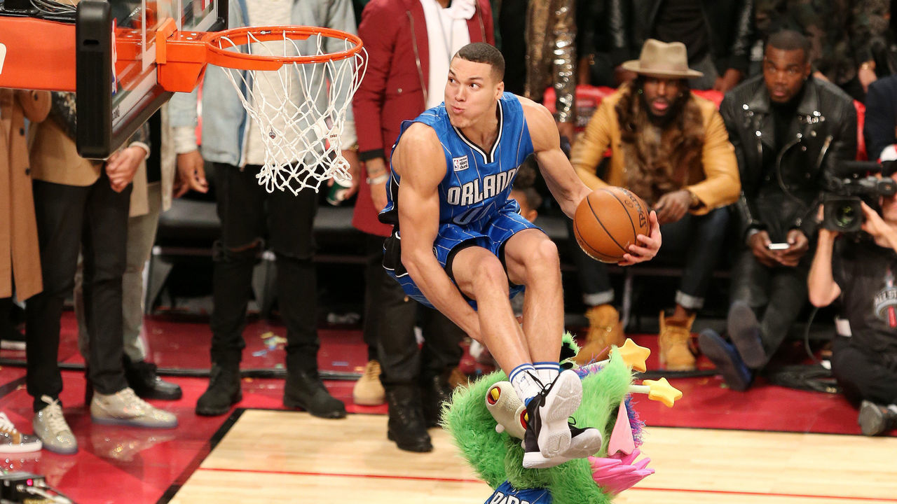 TORONTO, ON - FEBRUARY 13: (6 of 10) Aaron Gordon #00 of the Orlando Magic dunks the ball during the Verizon Slam Dunk Contest as part of NBA All-Star 2016 on February 13, 2016 at Air Canada Centre in Toronto, Ontario Canada. NOTE TO USER: User expressly acknowledges and agrees that, by downloading and/or using this photograph, user is consenting to the terms and conditions of the Getty Images License Agreement. Mandatory Copyright Notice: Copyright 2016 NBAE