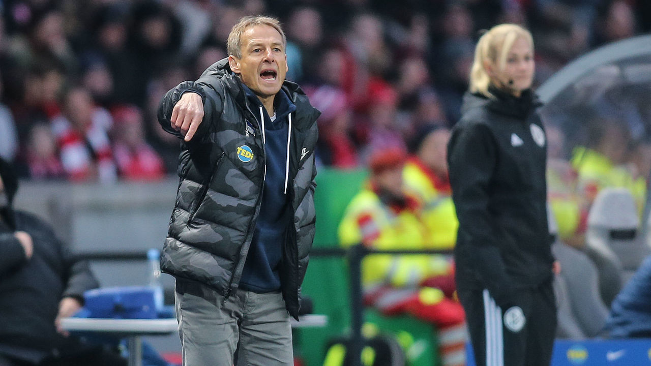 19 January 2020, Berlin: Football: Bundesliga, Hertha BSC - Bayern Munich, 18th matchday, Olympic Stadium. Berlin coach Jürgen Klinsmann stands gesticulating on the sidelines. Photo: Andreas Gora/dpa - IMPORTANT NOTE: In accordance with the regulations of the DFL Deutsche Fußball Liga and the DFB Deutscher Fußball-Bund, it is prohibited to exploit or have exploited in the stadium and/or from the game taken photographs in the form of sequence images and/or video-like photo series.