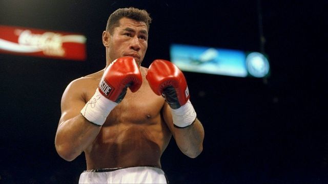 17 Jun 1995: Jimmy Thunder stands in the ring during a fight against Bomani Parker. Thunder won the fight with a knockout. Mandatory Credit: Holly Stein /Allsport