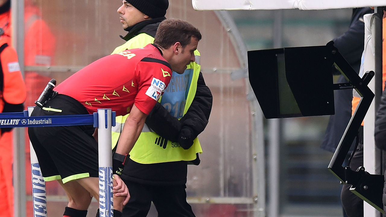 VERONA, ITALY - DECEMBER 15: The referee Federico La Penna checks at the VAR intervention during the Serie A match between Hellas Verona and Torino FC at Stadio Marcantonio Bentegodi on December 15, 2019 in Verona, Italy.