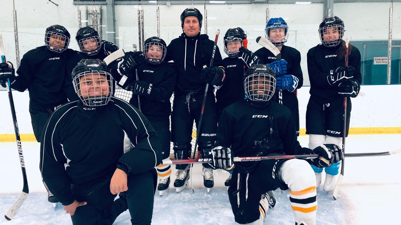 Emilio Estevez To Return As Gordon Bombay In Mighty Ducks Reboot Thescore Com