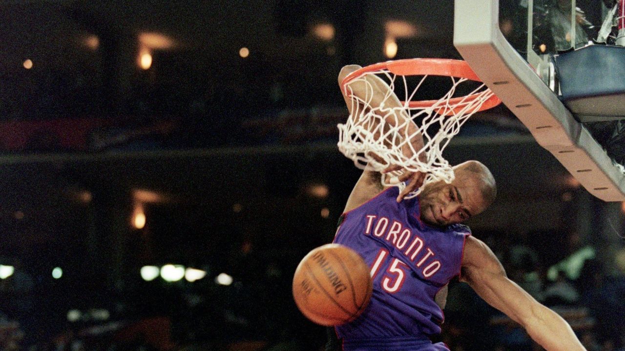13 Feb 2000: Vince Carter #15 of the Toronto Raptors jumps to make the slam dunk during the NBA Allstar Game Slam Dunk Contest at the Oakland Coliseum in Oakland, California. Mandatory Credit: Jed Jacobsohn /Allsport