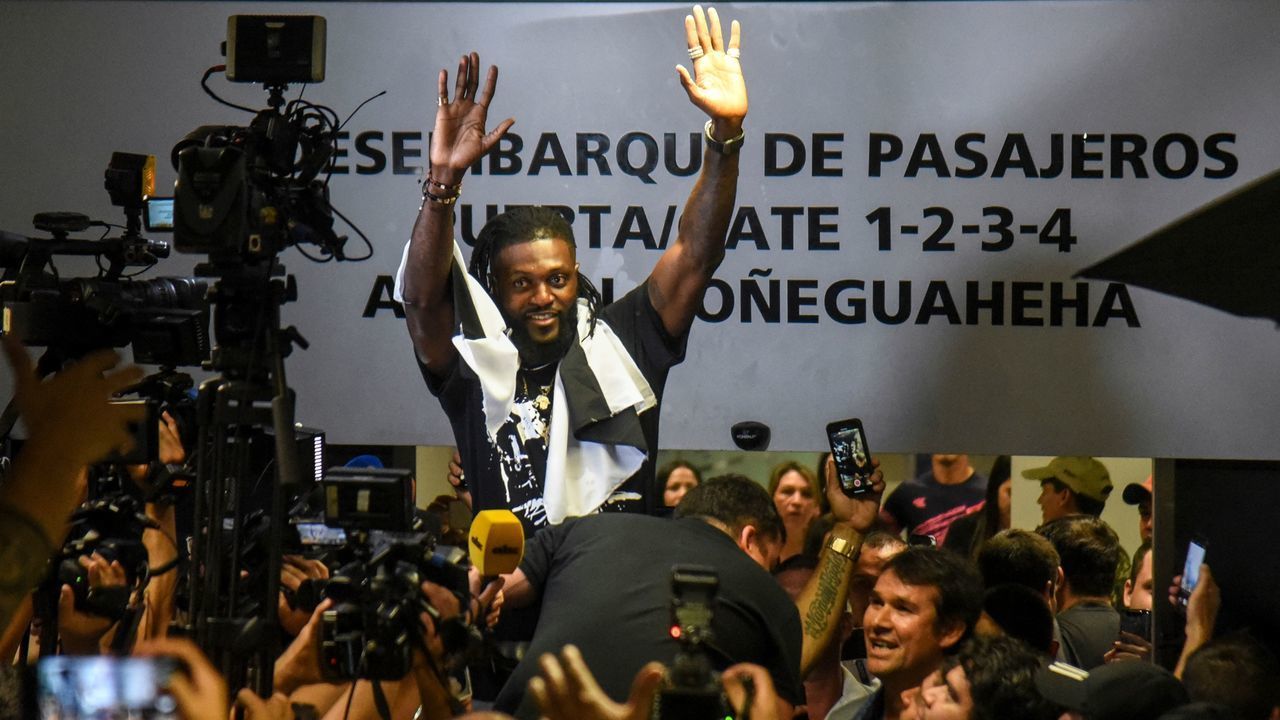 Togo's football player Emmanuel Adebayor waves to Paraguay's Olimpia football fans upon his arrival at the Silvio Pettirossi Airport on February 14, 2020 in Luque, Paraguay. - Former Real Madrid and Manchester City forward Emmanuel Adebayor has joined Olimpia, the reigning Paraguayan champions announced.