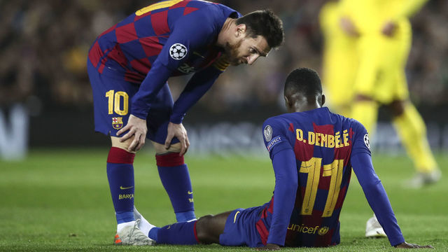 BARCELONA, SPAIN - NOVEMBER 27: Lionel Messi of Barcelona talks to Ousmane Dembele of Barcelona during the UEFA Champions League group F match between FC Barcelona and Borussia Dortmund at Camp Nou on November 27, 2019 in Barcelona, Spain.