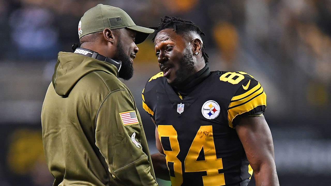 PITTSBURGH, PA - NOVEMBER 08: Head coach Mike Tomlin of the Pittsburgh Steelers talks with Antonio Brown #84 during the game against the Carolina Panthers at Heinz Field on November 8, 2018 in Pittsburgh, Pennsylvania.