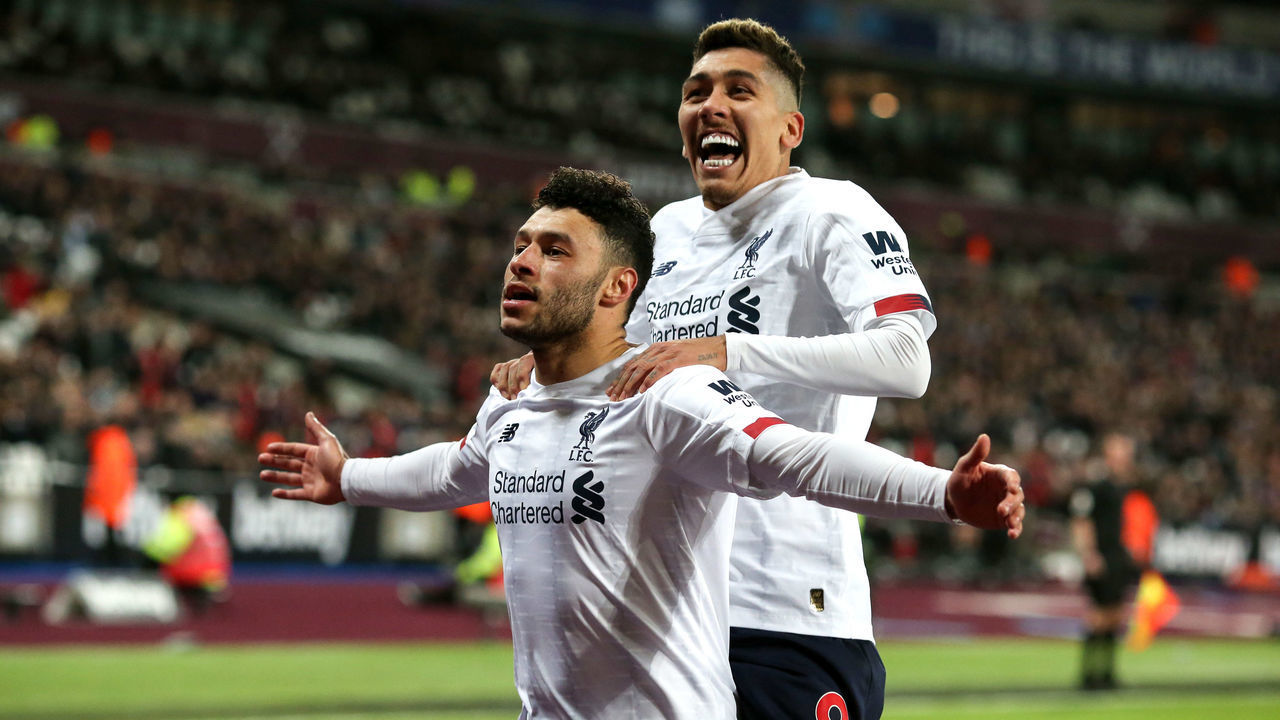 LONDON, ENGLAND - JANUARY 29: Alex Oxlade-Chamberlain of Liverpool celebrates their 2nd goal with Roberto Firmino during the Premier League match between West Ham United and Liverpool FC at London Stadium on January 29, 2020 in London, United Kingdom.