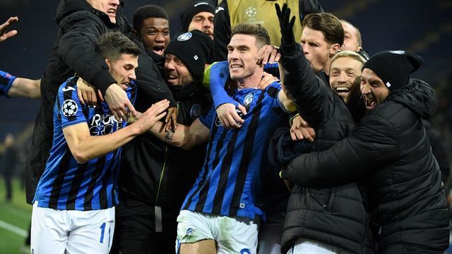 Atalanta's German defender Robin Gosens celebrates with teammates after scoring a goal during the UEFA Champions League group C football match between FC Shakhtar Donetsk and Atalanta BC at the Metallist stadium in Kharkiv on December 11, 2019.