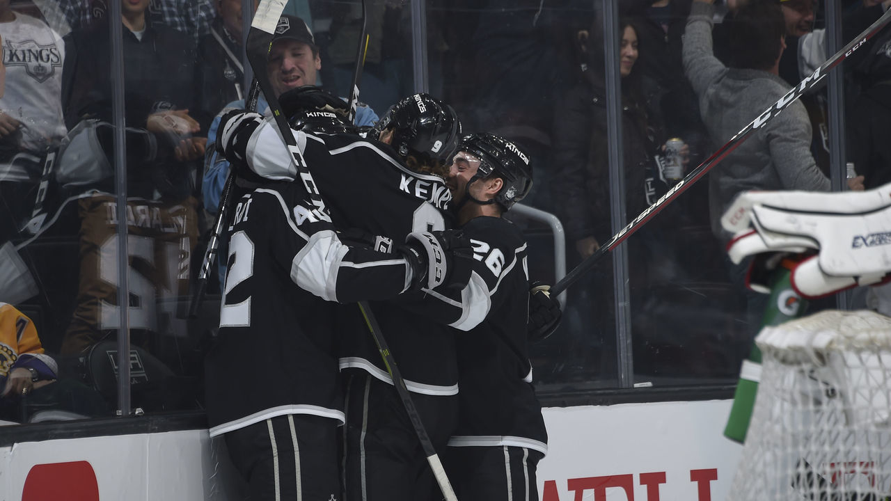 LOS ANGELES, CA - FEBRUARY 20: Gabriel Vilardi #42 of the Los Angeles Kings celebrates his goal during his first NHL game with teammates during the first period against the Florida Panthers at STAPLES Center on February 20, 2020 in Los Angeles, California.