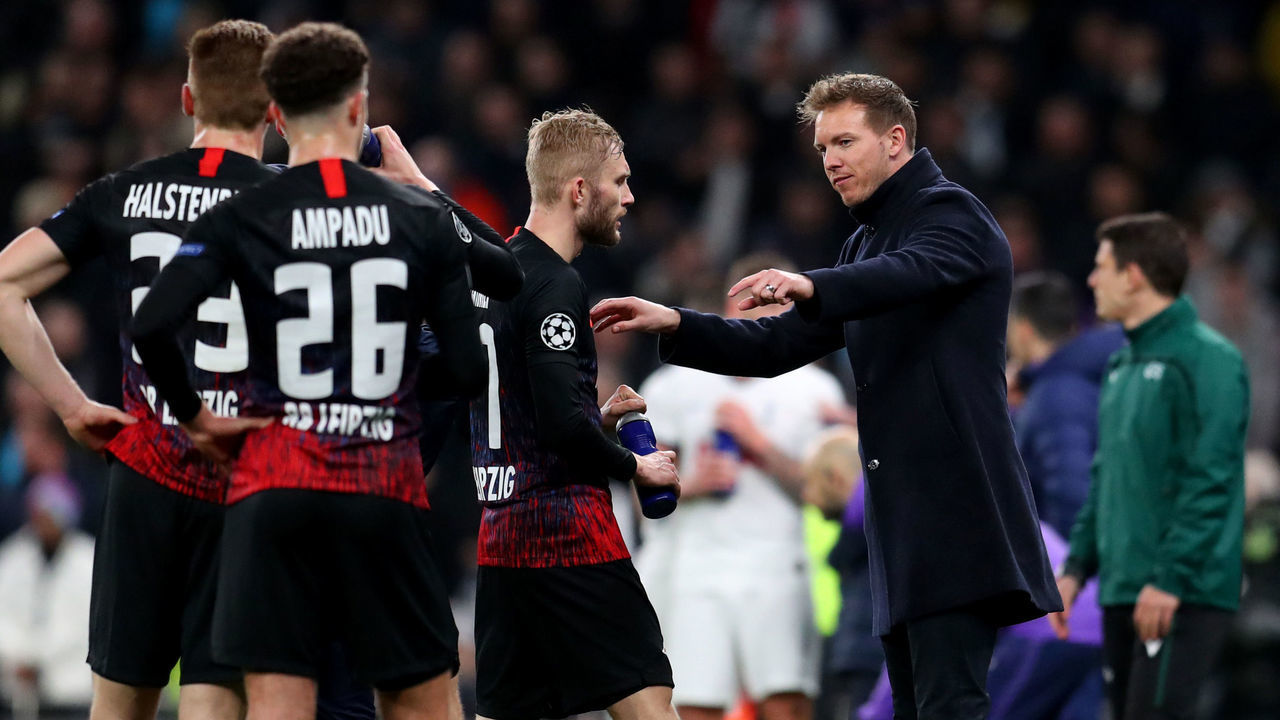 LONDON, ENGLAND - FEBRUARY 19: Julian Nagelsmann manager of RB Leipzig talks to his team during the UEFA Champions League round of 16 first leg match between Tottenham Hotspur and RB Leipzig at Tottenham Hotspur Stadium on February 19, 2020 in London, United Kingdom.