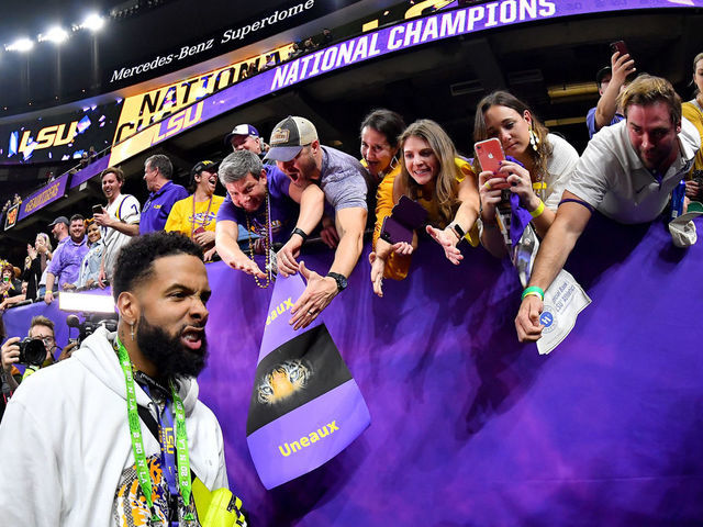 Odell Beckham Jr. seen handing wads of cash to LSU players