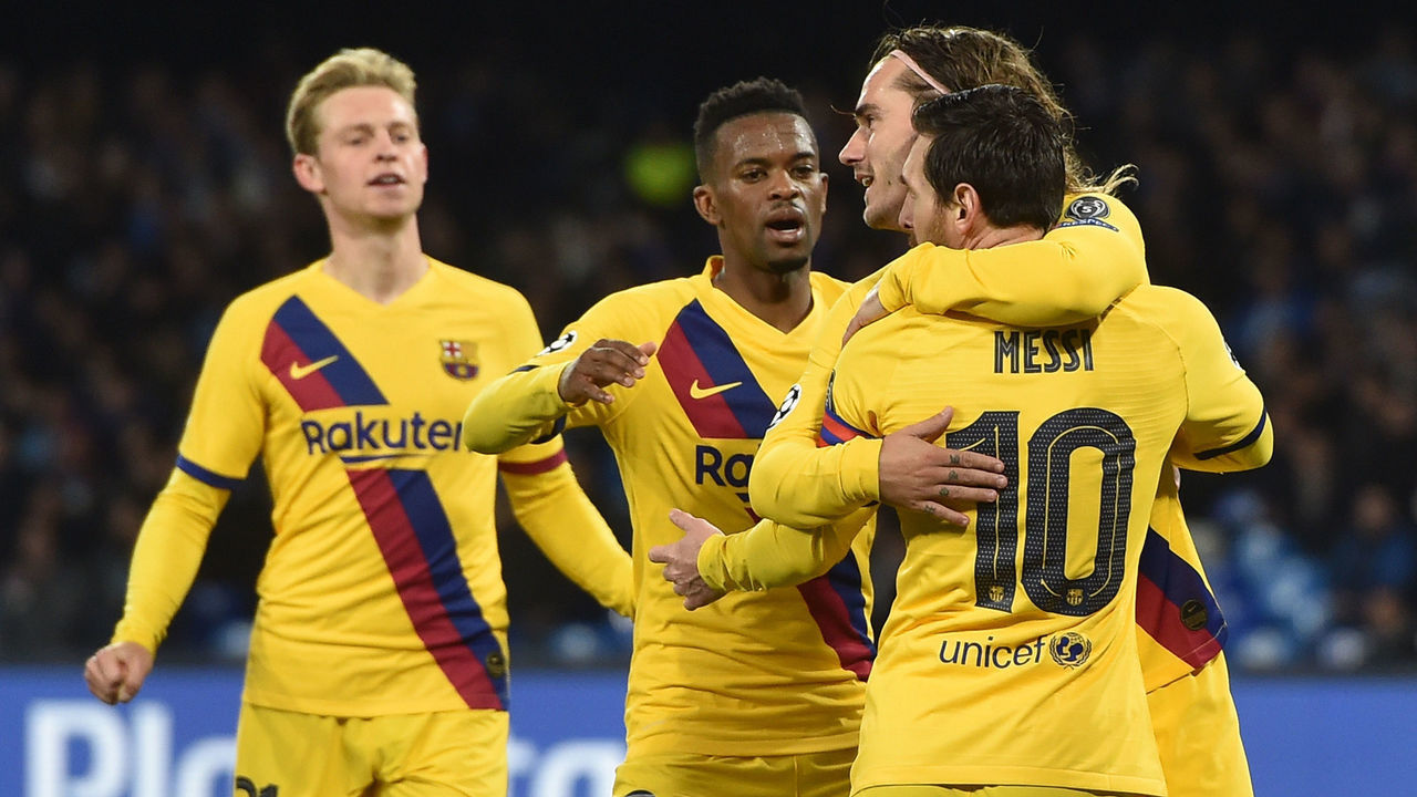NAPLES, ITALY - FEBRUARY 25: Antoine Griezmann of Barcelona celebrates with team mates after scoring the equalizing goal during the UEFA Champions League round of 16 first leg match between SSC Napoli and FC Barcelona at Stadio San Paolo on February 25, 2020 in Naples, Italy.