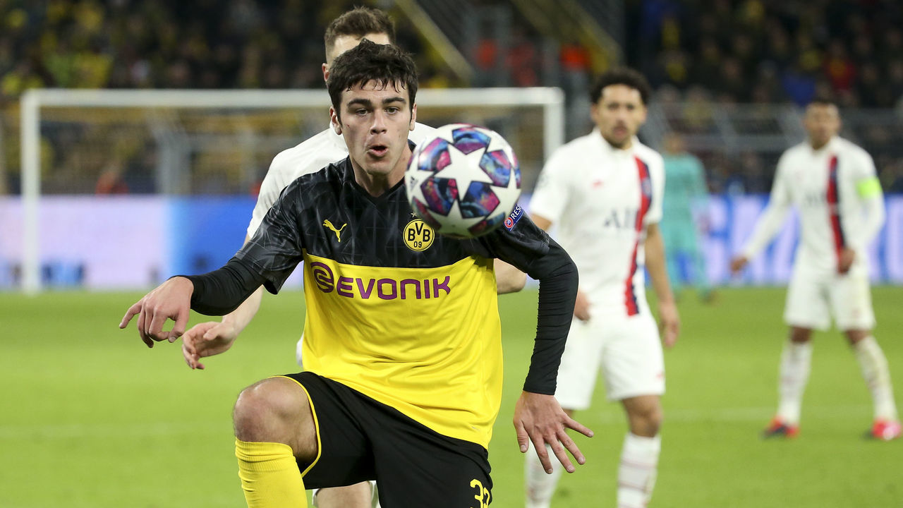 DORTMUND, GERMANY - FEBRUARY 18: Giovanni Reyna of Borussia Dortmund controls the ball during the UEFA Champions League round of 16 first leg match between Borussia Dortmund and Paris Saint-Germain (PSG) at Signal Iduna Park on February 18, 2020 in Dortmund, Germany.