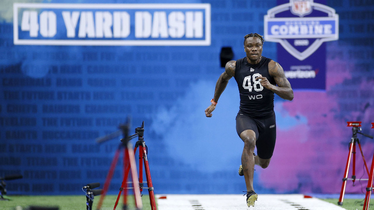 INDIANAPOLIS, IN - FEBRUARY 27: Wide receiver Henry Ruggs III of Alabama runs the 40-yard dash during the NFL Scouting Combine at Lucas Oil Stadium on February 27, 2020 in Indianapolis, Indiana.