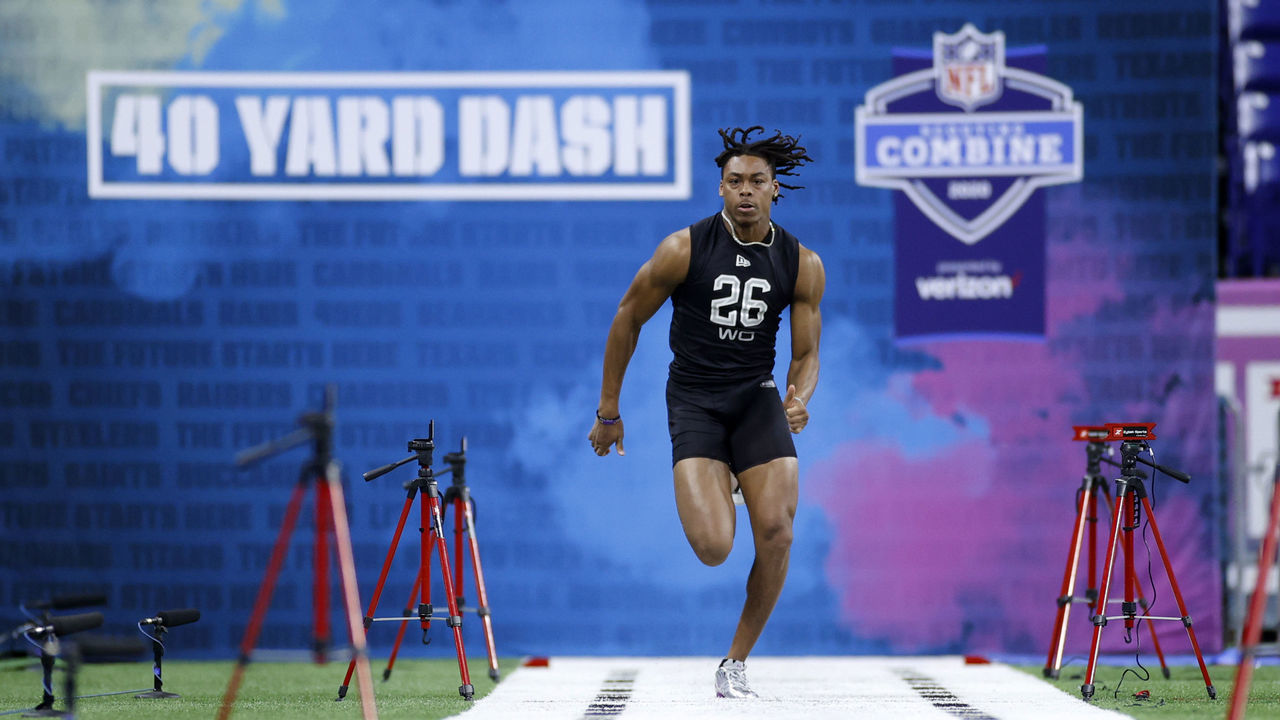 INDIANAPOLIS, IN - FEBRUARY 27: Wide receiver Justin Jefferson of LSU runs the 40-yard dash during the NFL Scouting Combine at Lucas Oil Stadium on February 27, 2020 in Indianapolis, Indiana.