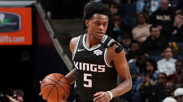 MEMPHIS, TN - FEBRUARY 28: De'Aaron Fox #5 of the Sacramento Kings handles the ball against the Memphis Grizzlies on February 28, 2020 at FedExForum in Memphis, Tennessee. Mandatory Copyright Notice: Copyright 2020 NBAE