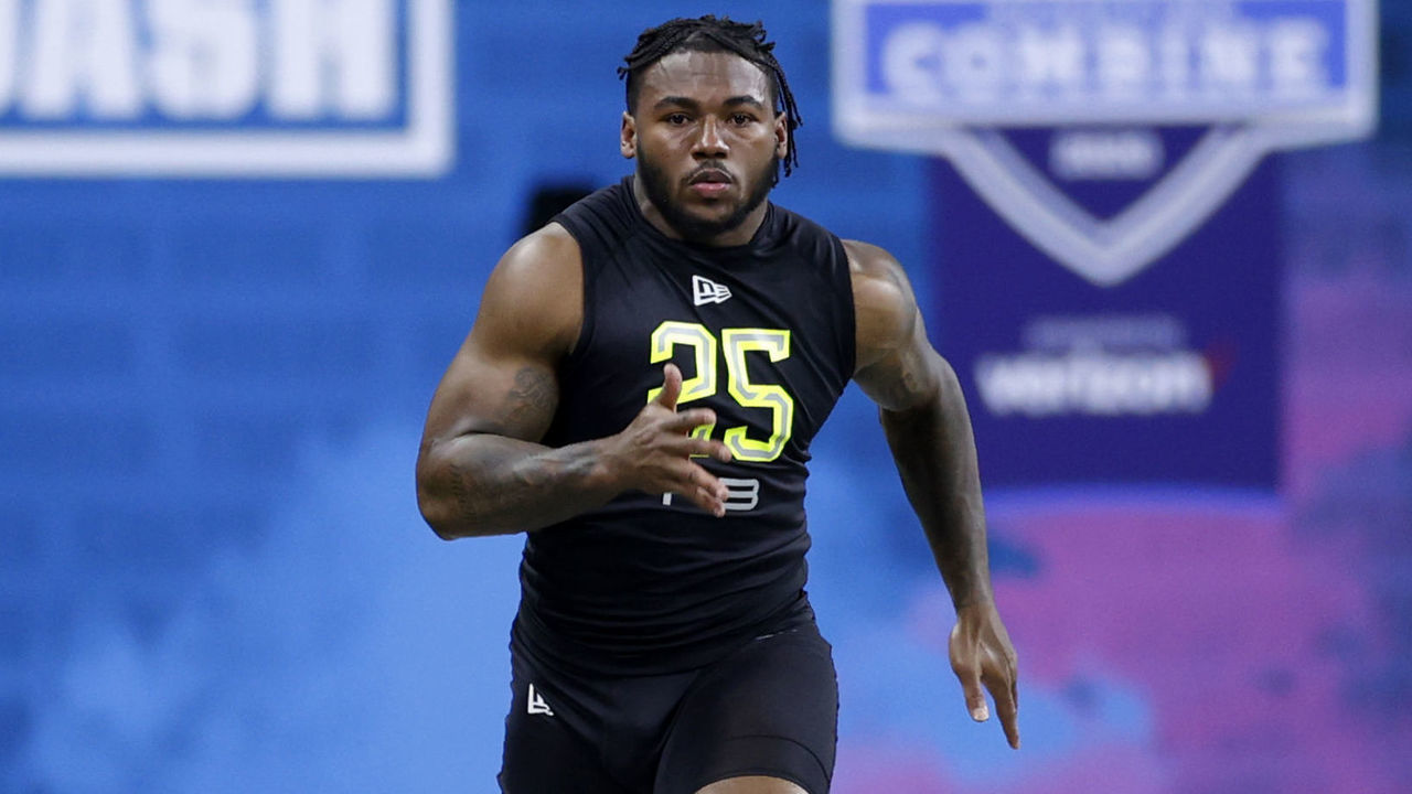 INDIANAPOLIS, IN - FEBRUARY 28: Running back D'Andre Swift of Georgia runs the 40-yard dash during the NFL Combine at Lucas Oil Stadium on February 28, 2020 in Indianapolis, Indiana.