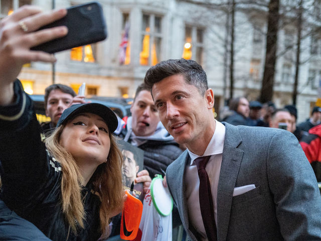 LONDON, ENGLAND - FEBRUARY 24: Robert Lewandowski of FC Bayern Muenchen takes a selfie with a fan after their arrival on February 24, 2020 in London, United Kingdom. FC Bayern Muenchen will play against Chelsea FC in their round of 16 match of the UEFA Champions League on February 25, 2020.